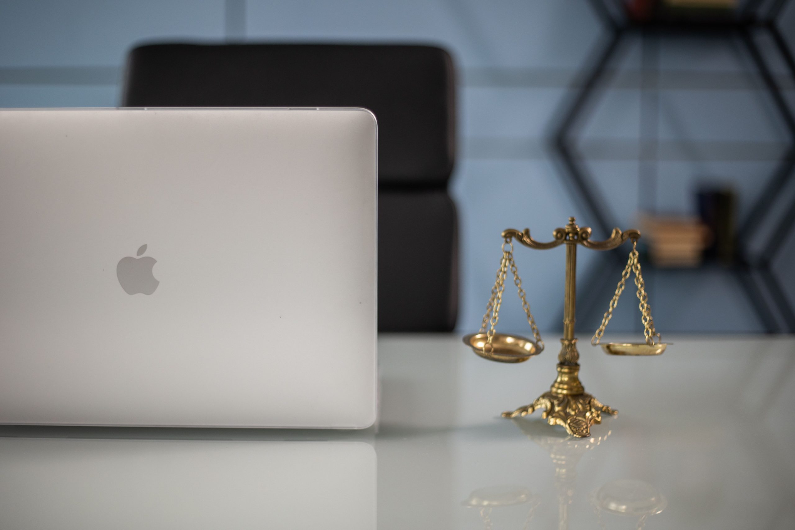 balanza y laptop riesgo y rendimeinto