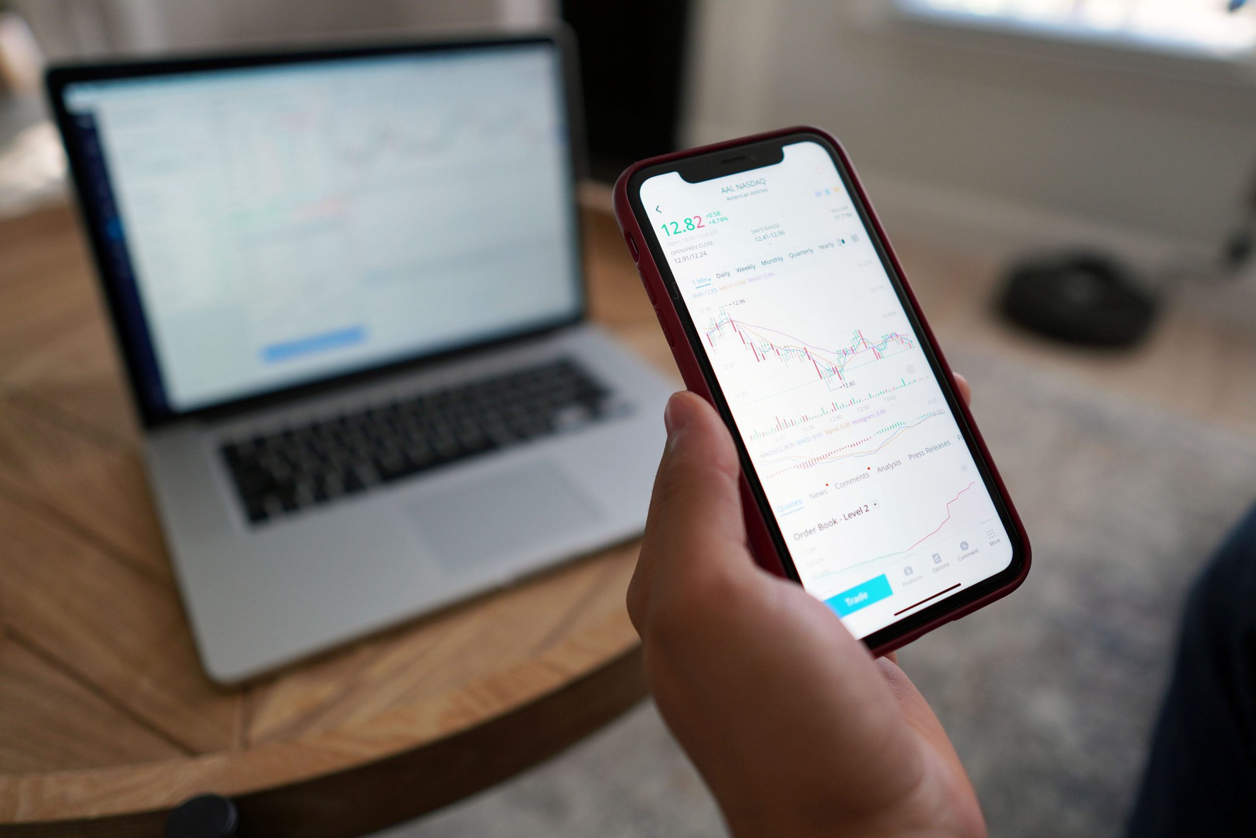 trading y telefono mostrando grafico