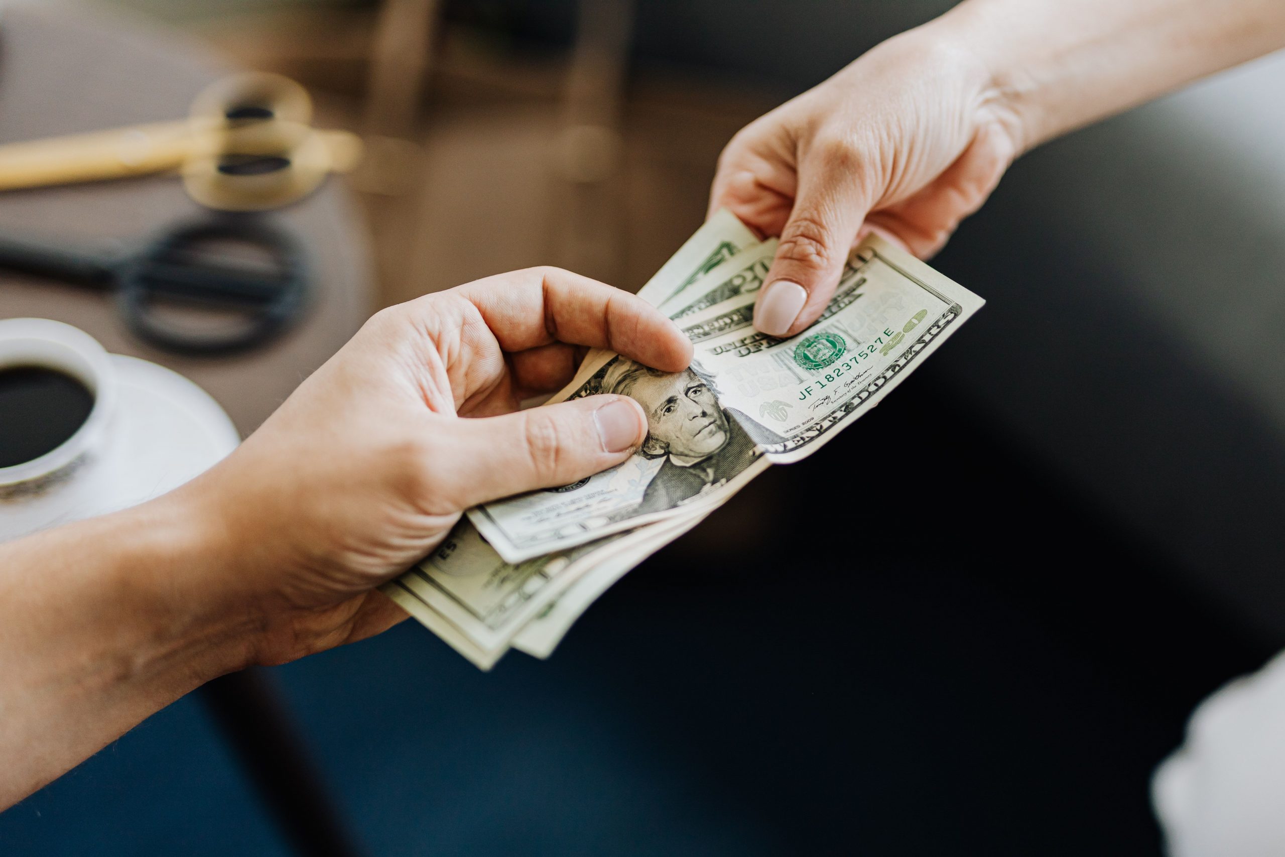 persona recibiendo pago de dividendos