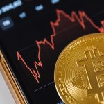 gráfica de caída de criptomonedas en una pantalla