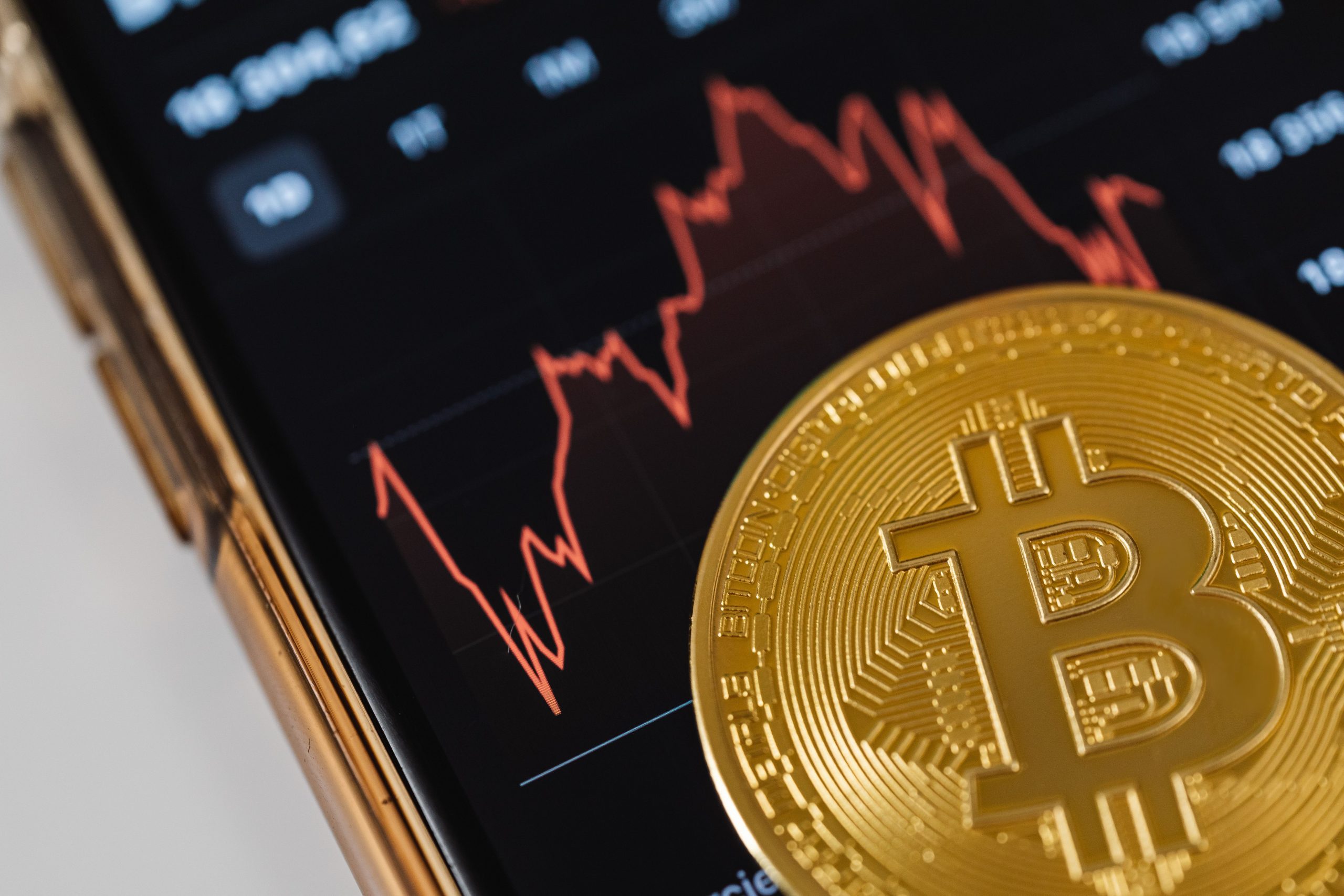 gráfica de caída de criptomonedas en una pantalla