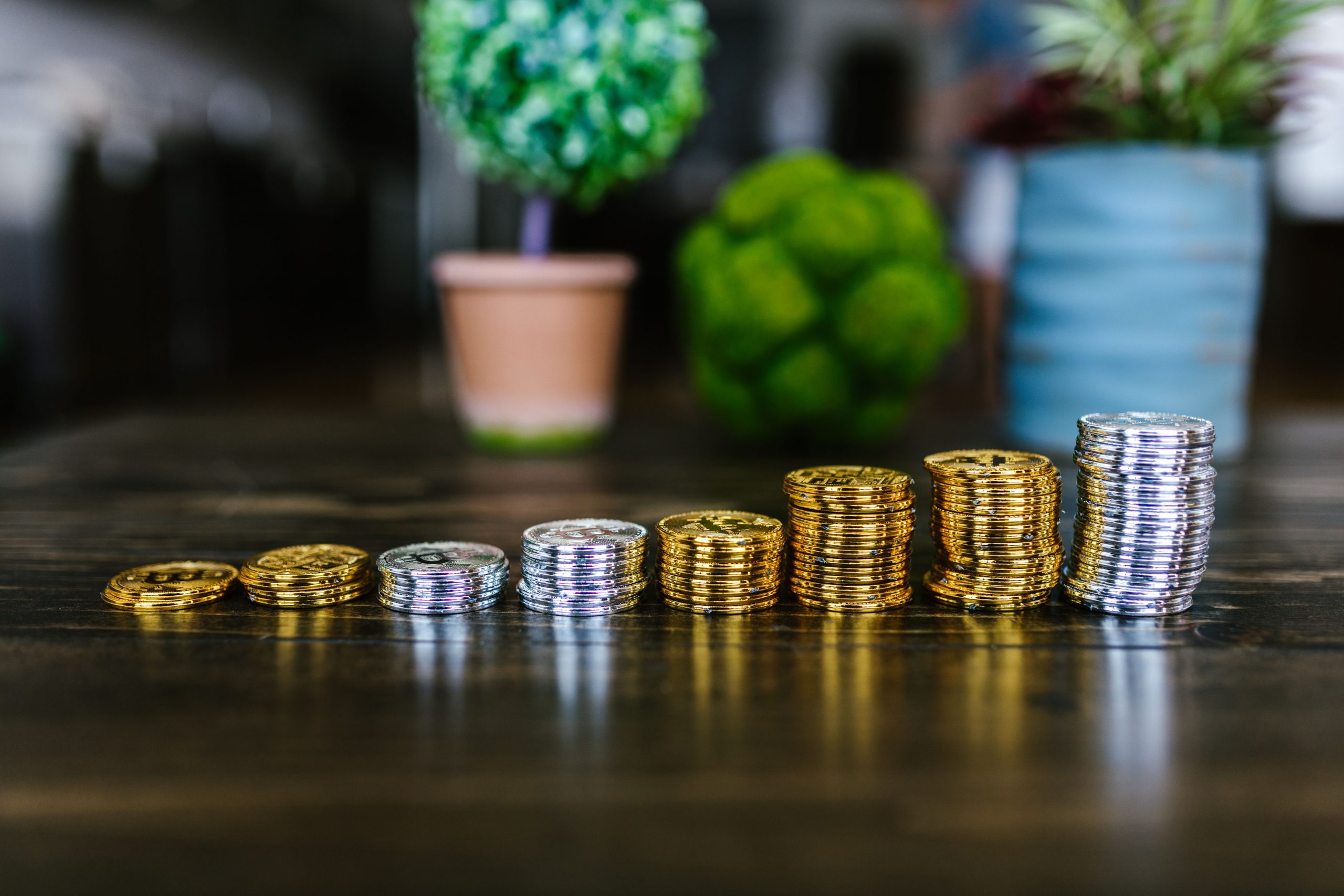 monedas acumuladas en forma de crecimiento