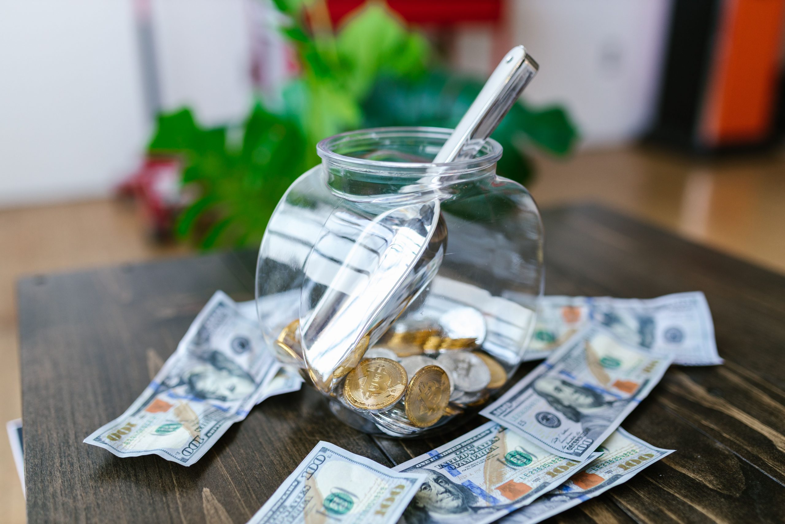 frasco con ahorros monetarios